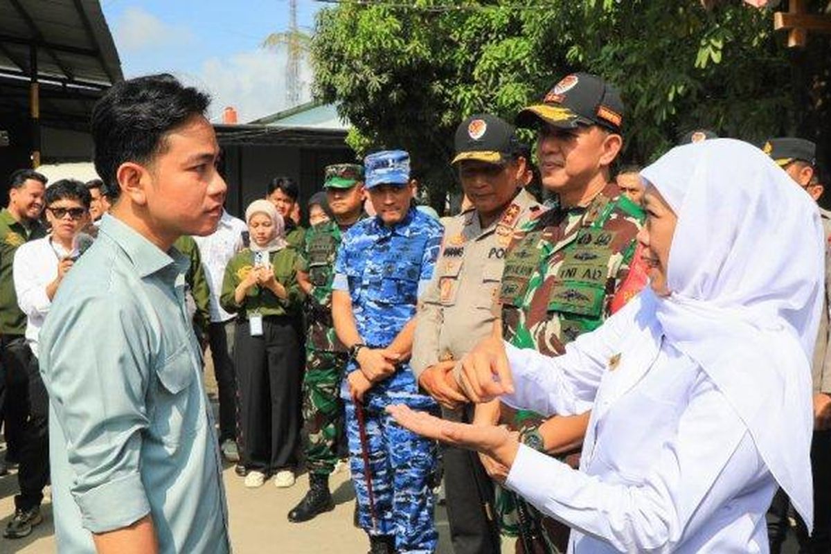 Gubernur Jawa Timur, Khofifah Indar Parawansa, mendampingi Wakil Presiden RI Gibran Rakabuming Raka dan Menteri Pertanian RI Amran Sulaiman menanam padi di Dusun Alas Pecah, Desa Geneng, Kecamatan Geneng, Kabupaten Ngawi, Sabtu (24/5/2024).
