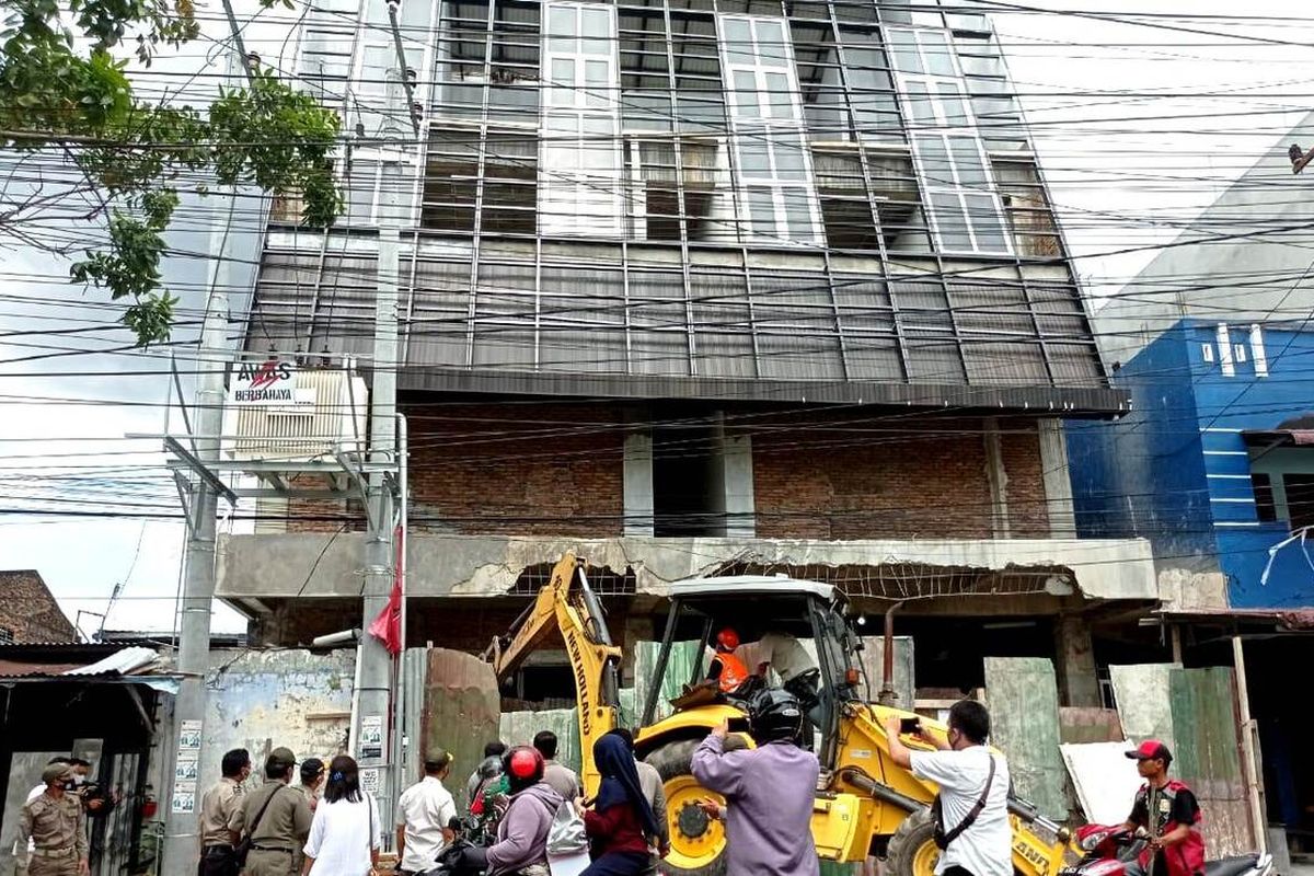 Bangunan empat lantai hampir rampung di Jalan Pembangunan, Kelurahan Padangbulan, Kecamatan Medanbaru dituding tak memiliki SIMB, Rabu (31/3/2021)