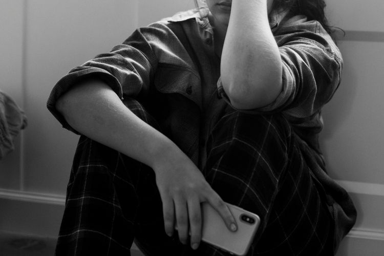 Ilustrasi depresi. Kenapa membaca Broken Strings Aurelie Moeremans bisa bikin tidak nyaman, ini cara sederhana menenangkan diri menurut psikolog.