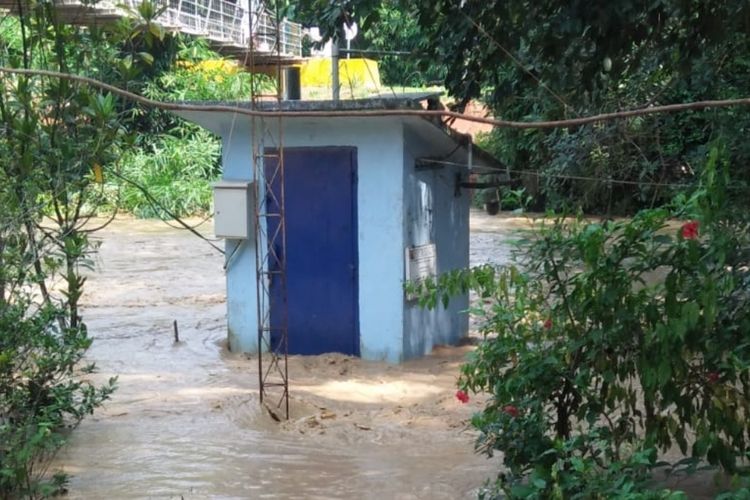 Tampak pos pantau di Sungai Cikeas, Bogor Jawa Barat, sudah tergenang banjir akibat status Sungai Cikeas siaga 1, Jumat (26/4/2019).