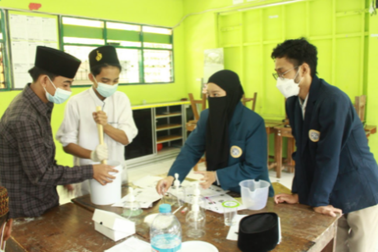 Peneliti Fakultas Farmasi Universitas Airlangga (FFUA) memberikan pelatihan membuat sabun cuci tangan dari bahan bunga rosella.