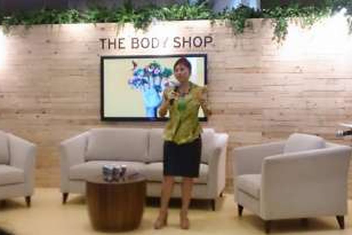 Suzy Hutomo, Executive Chairwoman The Body Shop Indonesia menjelaskan kampanye Enrich Not Exploit, It's ini our hand.