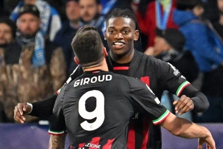 Dua penyerang AC Milan, Rafael Leao dan Olivier Giroud, merayakan gol ke gawang Napoli pada pertandingan leg kedua perempat final Liga Champions 2022-2023 yang digelar di Stadion Diego Armando Maradona, Naples, pada Selasa (18/4/2023) malam waktu setempat. Leao memberi assist untuk gol yang dicetak Giroud. (Foto oleh Alberto PIZZOLI / AFP)