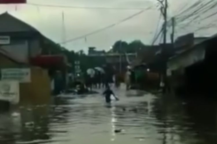 Video singkat yang menampakkan banjir di Komplek Taman Asri, Larangan, Kota Tangerang, pada Minggu (7/11/2021).