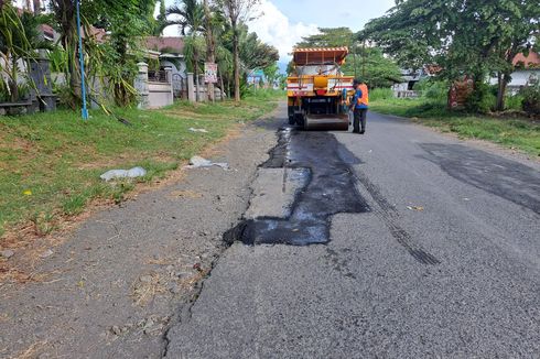 Viral, Video Jalan Rusak di Kabupaten Probolinggo, Sekda Sebut Perbaikan Sudah Dianggarkan