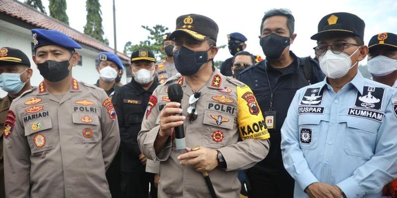 Kapolda Jateng Irjen Ahmad Luthfi saat mengecek lokasi kebakaran puluhan kapal di Cilacap, Jawa Tengah, Rabu (4/5/2022).