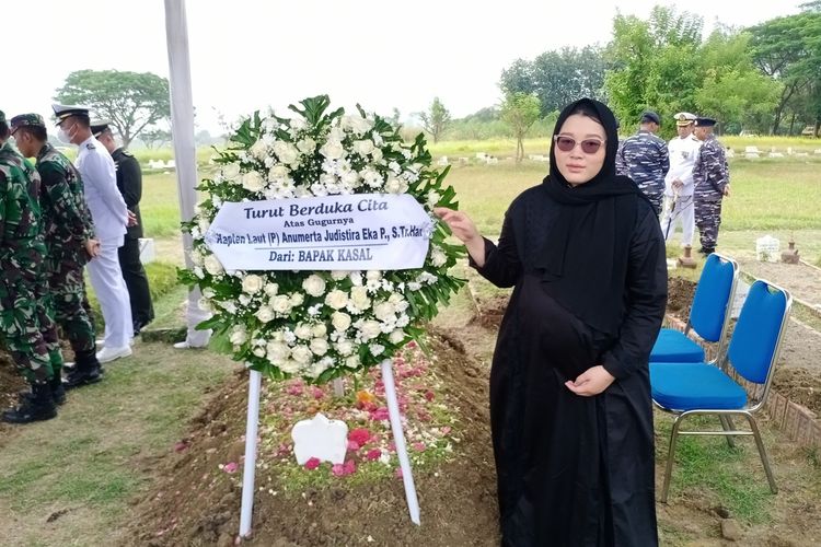 Vriliandia Iranoza, istri dari Pilot Kapten Laut (P) Anumerta Judistira Eka Permady, saat mengantarkan suaminya ke tempat peristirahatan terakhir di Makam Taman Bahagia TNI AL di Desa Cemandi, Kecamatan Sedati, Sidoarjo, Jawa Timur, Jumat (9/9/2022).