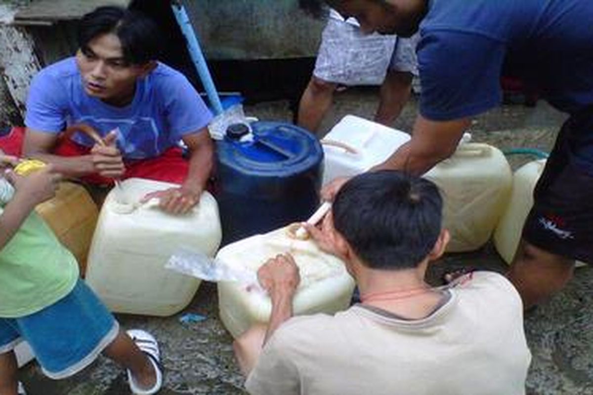 Krisis air pasca jebolnya pintu air Kalimalang di Kawasan Pondok Kelapa, Jakarta Timur, memasuki hari keempat. Ratusan warga tanpa henti masih mengantre untuk mendapatkan air bersih dari sumur milik proyek Metro Tanah Abang, Jakarta Pusat, Minggu (4/9/2011).