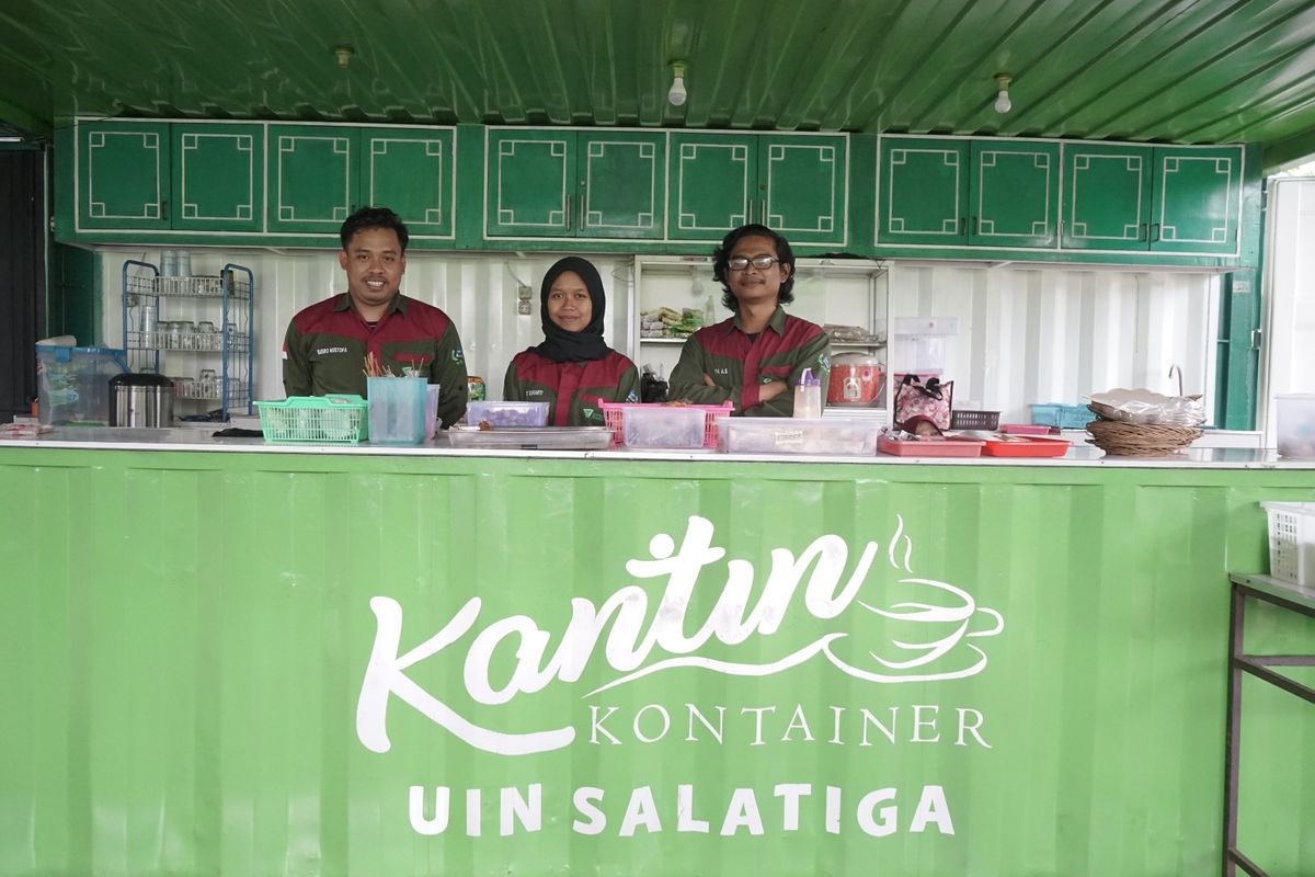 Program Kantin Kontainer Dompet Dhuafa membantu membiayai kuliah dan mensejahterakan mahasiswa kurang mampu di UIN Salatiga.