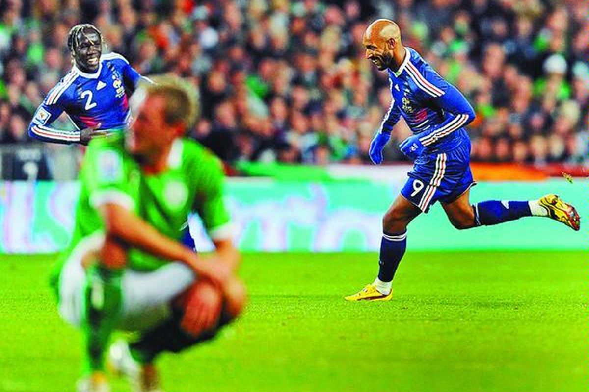 Pemain Perancis , Nicolas Anelka (kanan) danBacary Sagna, berlari gembira setelah gol tunggal Nicolas Anelka menjebol gawang Irlandia dalam laga play off kualifikasi Zona Eropa Piala Dunia 2010 di Stadion Croke Park, Dublin, Irlandia, Sabtu (14/11).