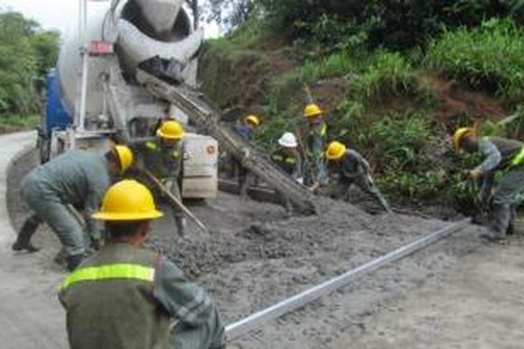 Para pekerja anggota angkatan darat Kolombia memperbaiki jalan rusak yang menghubungkan kota Barbacaos dengan daerah sekitarnya. Perbaikan ini terealisasi setelah para perempuan kota itu menggelar aksi mogok berhubungan seks hingga jalan diperbaiki.
