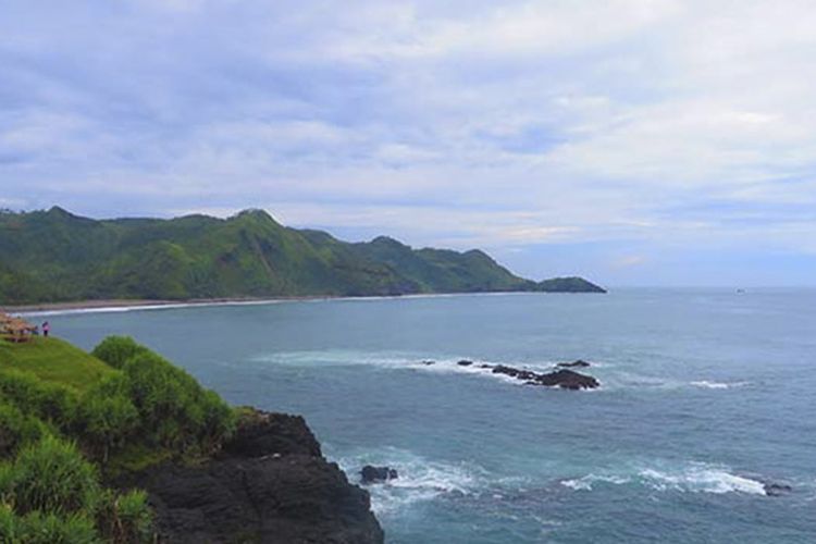 Panorama Pantai Menganti, Kebumen berupa perpaduan laut dan perbukitan hijau sehingga seakan berada di New Zealand.