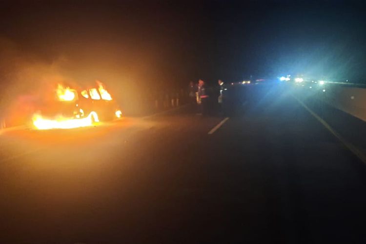 Api membakar mobil Calya di tol Pasuruan-Probolinggo. 