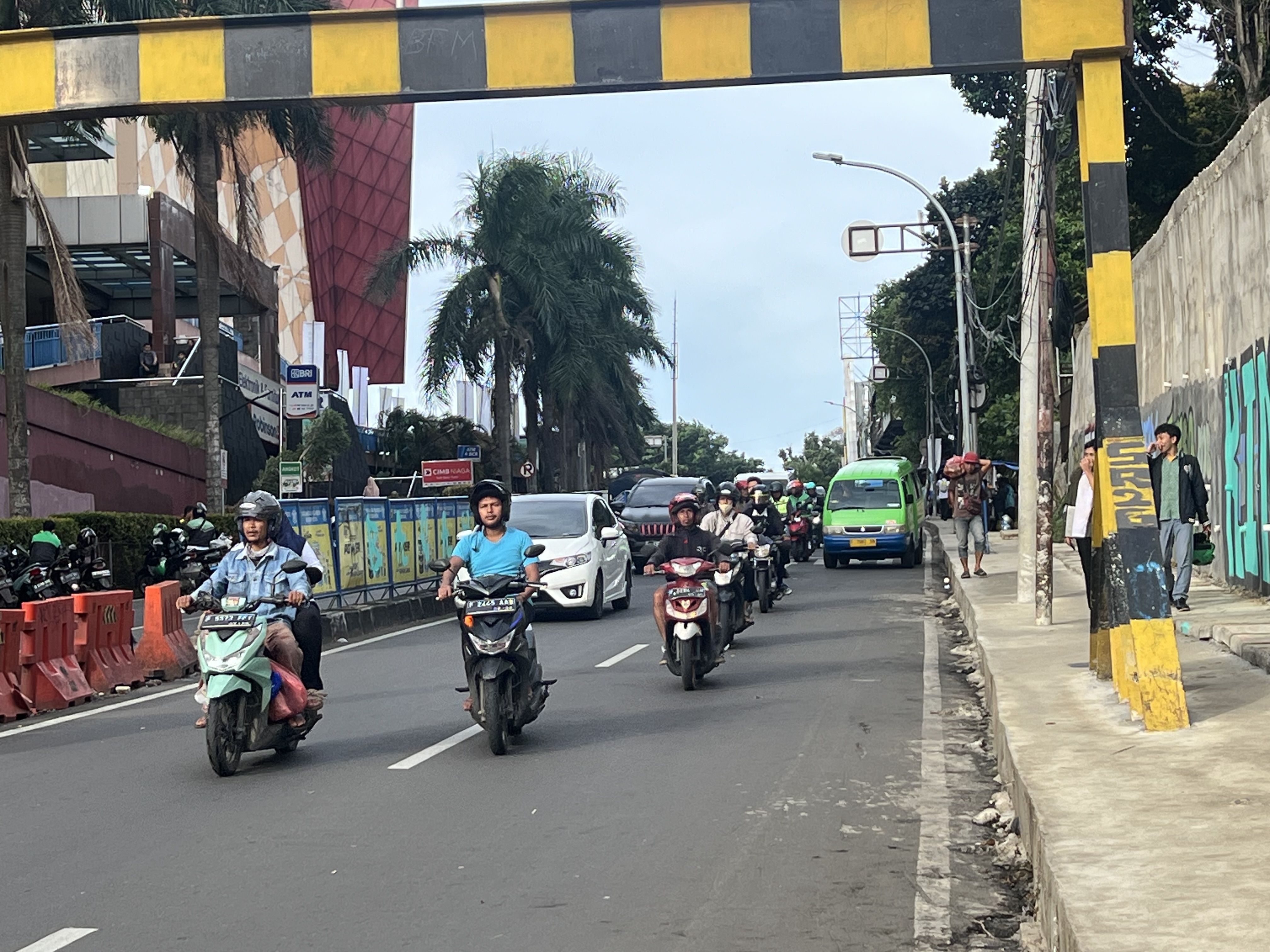Simpang Mal BTM Macet akibat Angkot Ngetem, Petugas Cuma Jaga Saat Mobil Jokowi Lewat