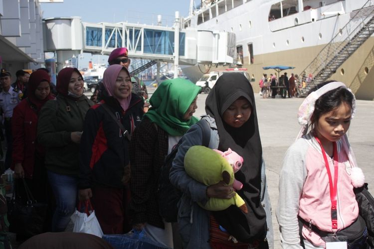 Para penunpang arus balik di Pelabuhan Soekarno Hatta Makassar saat hendak menaiki kapal, Selasa (11/6/2019) siang. 