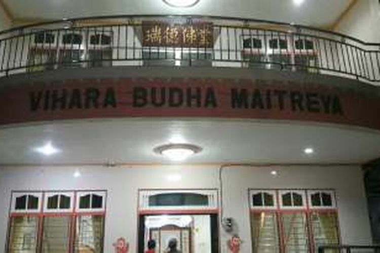 Bagian depan Vihara Budha Maitreya yang dibakar Acoi pada salah satu ruangannya Selasa (13/9/2016) malam.