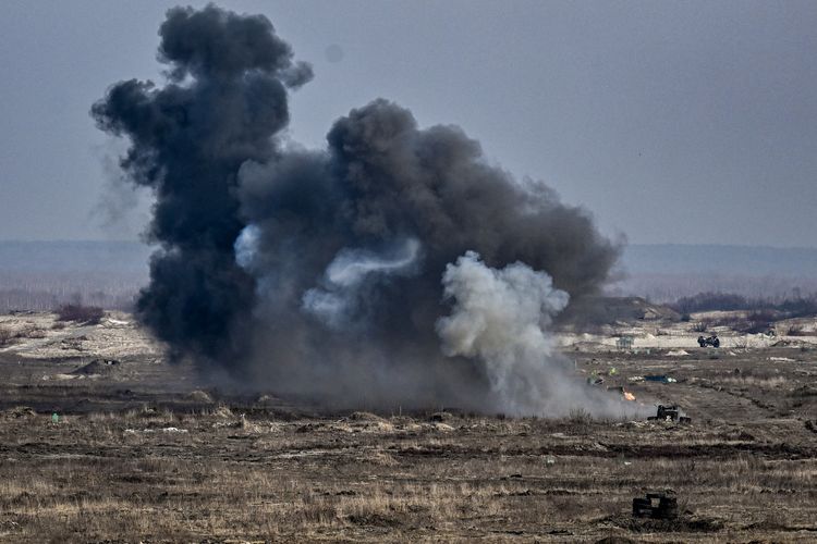 Tentara Ukraina saat mengikuti latihan militer di luar kota Rivne, 16 Februari 2022.