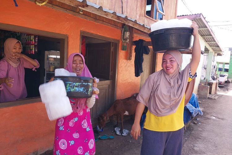 Perempuan di Desa Pulau Bungin menjual es batu untuk mengawetkan ikan kepada nelayan setempat 