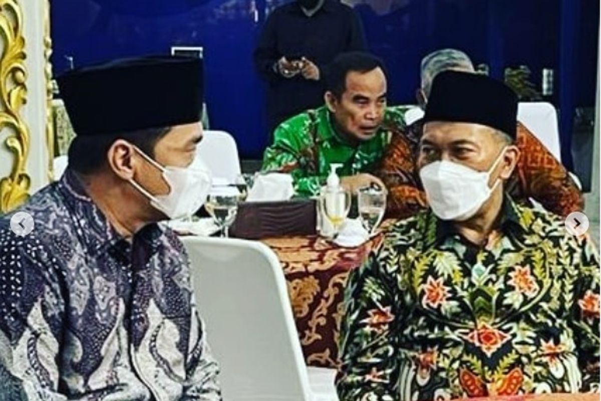 Wakil Gubernur DKI Jakarta Ahmad Riza Patria bersama Wali Kota Bandung Oded M Danial.