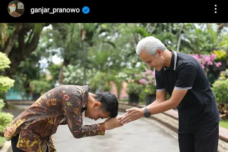 Ganjar Pranowo mengunggah foto Gibran bersalaman sambil membungkukkan badan di Instagram pribadinya.