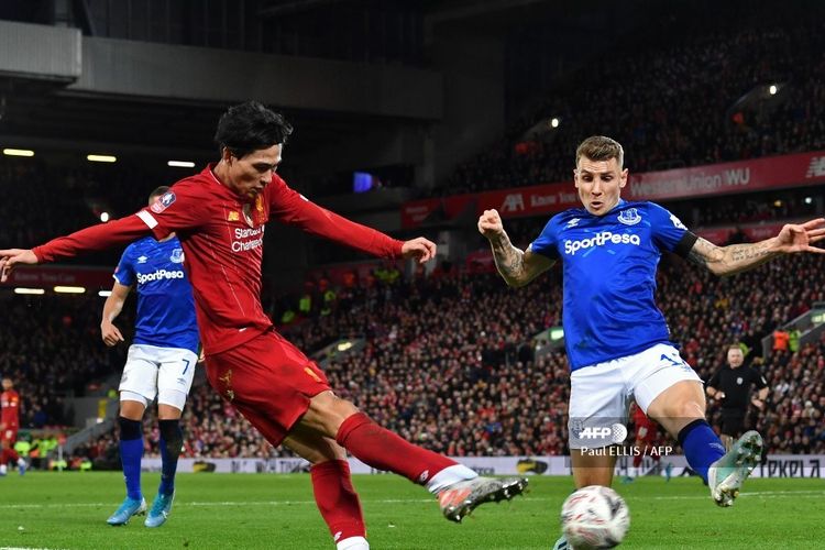 Pemain tengah Liverpool asal Jepang, Takumi Minamino (kiri) bersaing dengan bek Everton asal Prancis Lucas Digne (kanan) selama pertandingan sepak bola putaran ketiga Piala FA Inggris antara Liverpool dan Everton di Anfield di Liverpool.