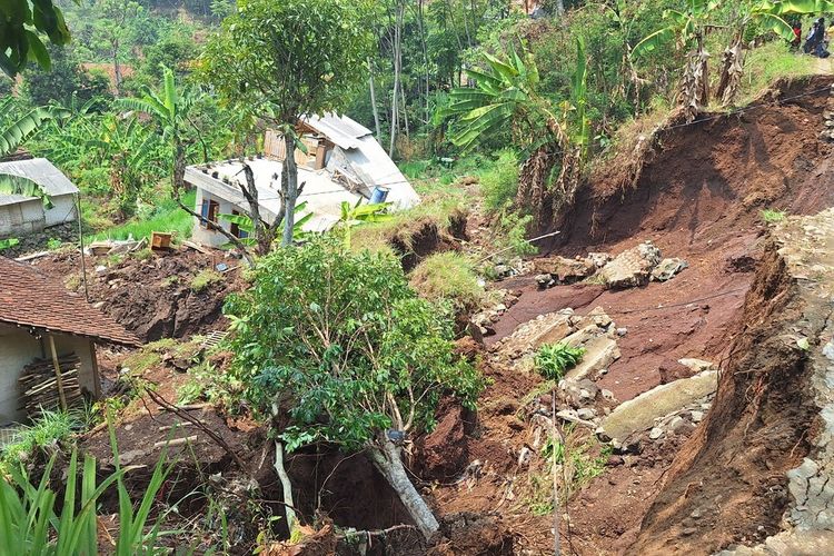 Tanggul Irigasi di Kutawaringin Bandung Jebol, 10 Rumah Terdampak, 2 Rusak Berat Diterjang Longsor