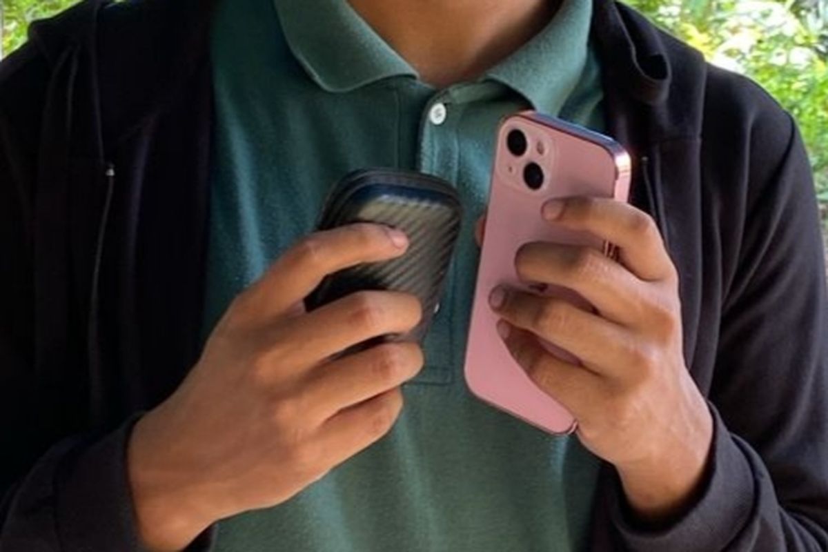 Penyewa dengan KTP palsu saat menyewa iphone di salah satu korbannya. 