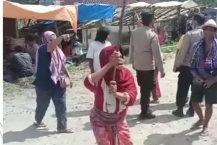 Tangkapan layar video ibu-ibu pedagang kaki lima di Lombok Tengah menolak penutupan pasar hewan