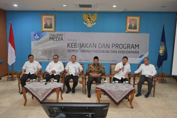 Konferensi pers tentang kebijakan dan program di kantor Kemendikbud di Jakarta, Kamis (17/10/2019).