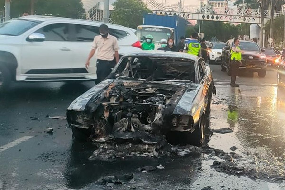 Mobil terbakar yang diketahui adalah Ford Mustang Shelby GT500, di kawasan Pondok Indah, Jakarta Selatan, dan diduga karena terjadi korsleting listrik