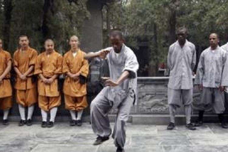 Seorang murid dari Africa (tengah) sedang berlatih pencak silat di Shaolin Temple, Dengfeng, Provinsi Henan, China. Yayasan Shaolin Temple Australia, telah menyelesaikan pembelian lahan di Comberton Grange untuk pembangunan Desa Shaolin di benua kanguru itu.