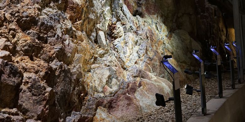 Amethyst Welt Maissau di distrik Hollabrunn, Austria merupakan sebuah ruangan bawah tanah yang memamerkan dinding amethyst sepanjang 40 meter yang berusia 380 juta tahun.