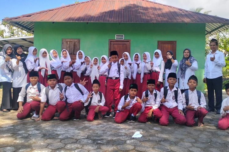 Sempat Putus Sekolah karena Merawat Ibunya yang Lumpuh, Bocah yang Bercita-cita Jadi Polisi Itu Kembali ke Sekolah