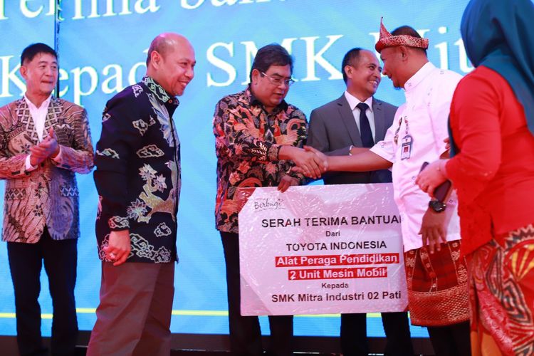 Serah terima bantuan alat peraga pendidikan oleh Wakil Presiden Direktur TMMIN Bob Azam ke Kepala SMK Mitra Industri 02 Pati Indra Wijaya, yang disaksikan Deputi Bidang Koordinasi Peningkatan Kualitas Pendidikan dan Moderasi Beragama Kementerian Koordinator Pembangunan Manusia dan Kebudayaan (PMK) Warsito, dan Pj. Bupati Pati Jateng Henggar Budi Anggoro, Kamis (20/7/2023).