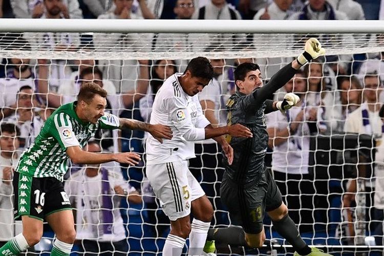 Thibaut Courtois meninju bola pada pertandingan Real Madrid vs Real Betis dalam lanjutan La Liga Spanyol di Stadion Santiago Bernabeu, 2 November 2019, 