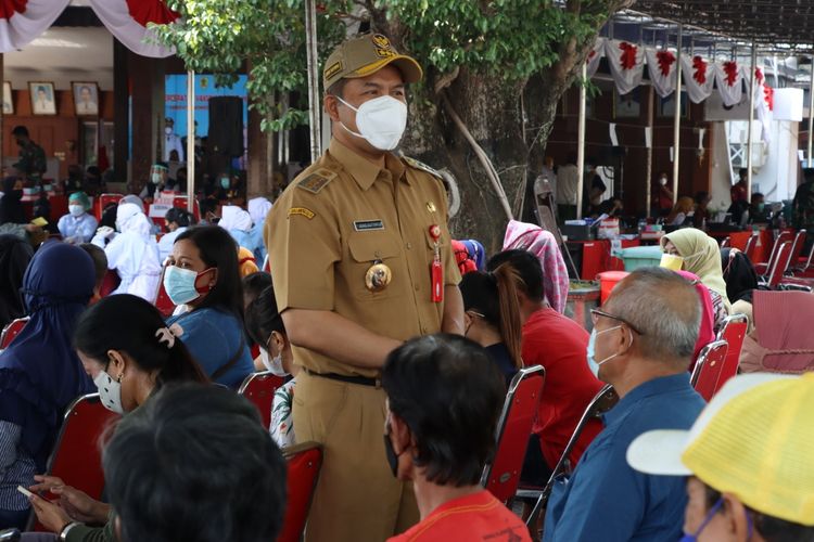 Bupati Wonogiri Joko Sutopo meninjau jalannya proses vaksinasi Covid-19 warganya di Pendopo Kabupaten Wonogiri beberapa waktu lalu.