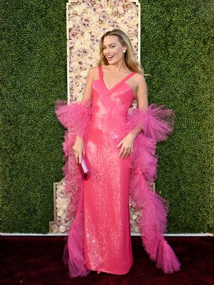 Aktris Margot Robbie mengenakan gaun custom Giorgio Armani Prive dengan strap dan rok tule ketika menghadiri Golden Globe Awards ke-81 yang digelar di Beverly Hilton Hotel, Beverly Hills, California, AS, Minggu (7/1/2024) waktu setempat.