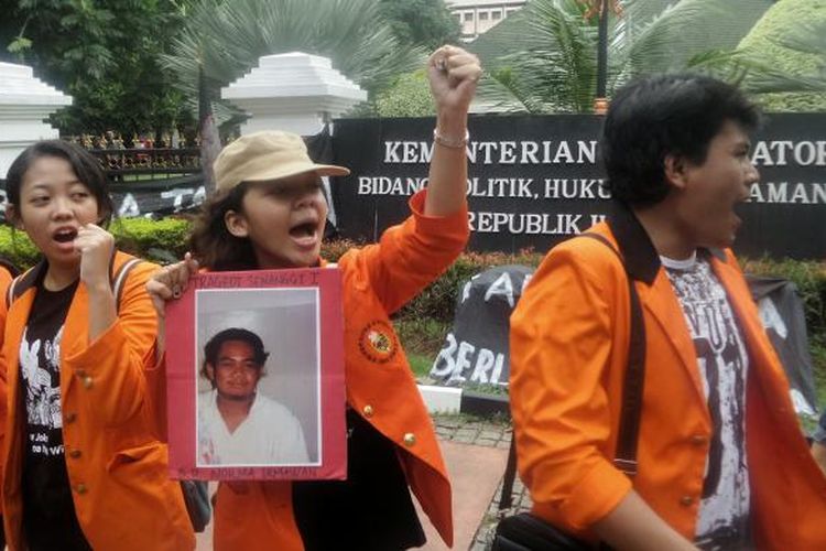 Seorang mahasiswa memegang foto BR Norma Irmawan, mahasiswa Atma Jaya yang ditembak saat demonstrasi mahasiwa 13 November 1998. Keluarga korban Tragedi Semanggi I bersama Senat Mahasiswa Fakultas Hukum Unika Atma Jaya Jakarta melakukan unjuk rasa di depan kantor Kementerian Koordinator bidang Politik, Hukum dan Kemanan, Jalan Merdeka Barat, Jakarta Pusat, Senin (14/11/2016).