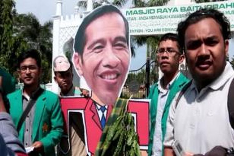 Mahasiswa dari berbagai perguruan tinggi  di Banda Aceh melakukan aksi unjuk rasa terkait kedatangan Presiden Joko Widodo ke Aceh. Mereka menuntut Jokowi berkomitmen untuk merealisasikan janji-janji kampanyenya.