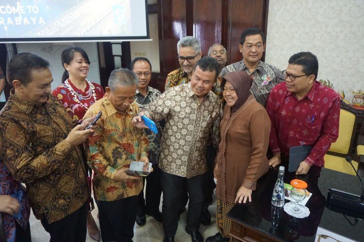 Wali Kota Surabaya, Tri Rismaharini, menerima kunjungan 14 Dubes dan Konjen RI di ruang sidang wali kota, Balai Kota Surabaya, Rabu (30/1/2019).