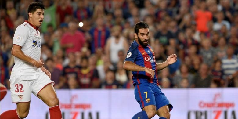 Arda Turan mencetak gol Barcelona ke gawang Sevilla pada partai Piala Super Spanyol di Stadion Camp Nou, Rabu (17/8/2016).