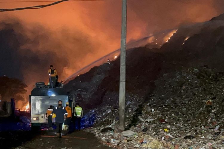 Warga Sekitar TPA Putri Cempo Solo Mengungsi Imbas Kebakaran, Dapur Umum Disiapkan