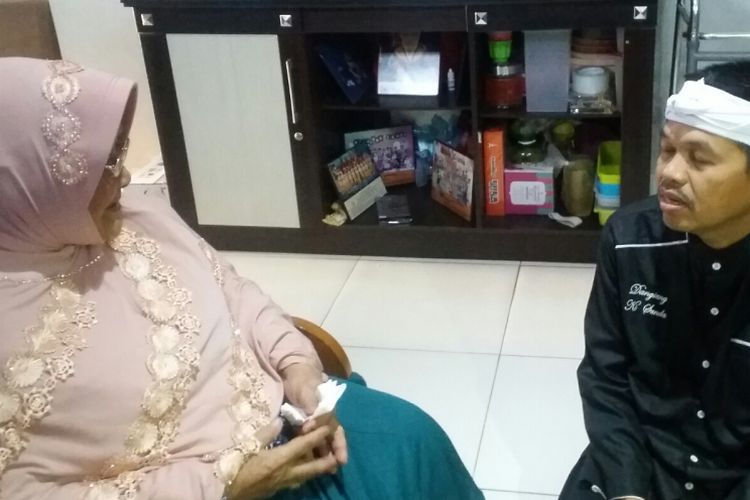 Ketua DPD Partai Golkar Jawa Barat Dedi Mulyadi mendatangi kembali ibu Siti Rokayah (85), yang digugat anaknya Rp1,8 miliar menjelang pelaksanaan sidang ke tujuh, Kamis (30/3/2017) sekitar pukul 06.00 WIB pagi. 