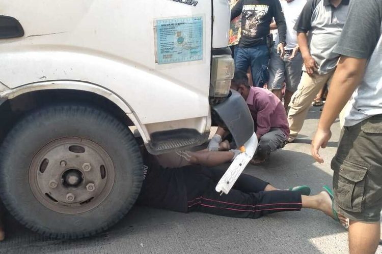Proses evakuasi seorang pengendara sepeda motor di Kabupaten Cianjur, Jawa Barat yang tewas terseret truk box dalam insiden kecelakaan di ruas jalan lintas selatan. Jumat (17/7/2020)