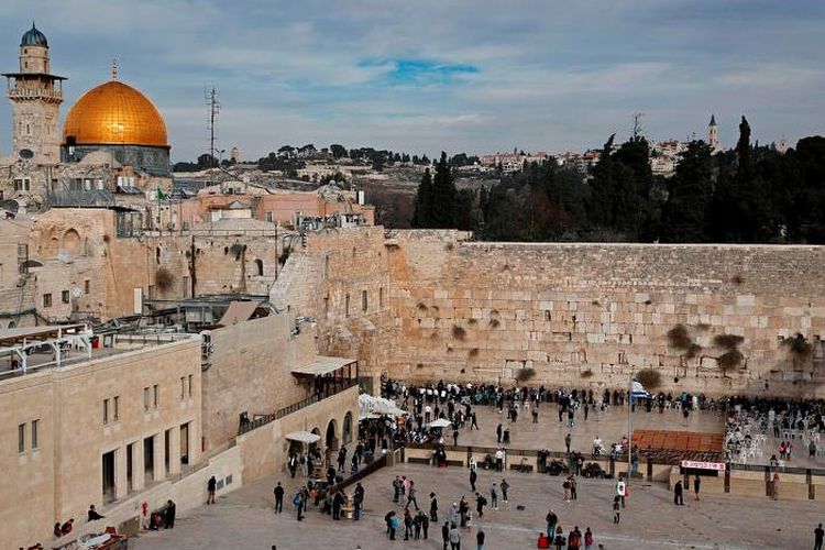 Tembok Barat yang ada di Kota Tua Yerusalem. Di lokasi tersebut rencananya akan dibangun stasiun kereta yang akan menghubungkan Tel Aviv dengan Yerusalem.