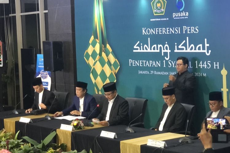 Menteri Agama (Menag) Yaqut Cholil Qoumas beserta sejumlah perwakilan organisasi massa mengumumkan Idul Fitri 1445 Hijriah di Kantor Kementerian Agama, Jakarta, Selasa (10/4/2024). 