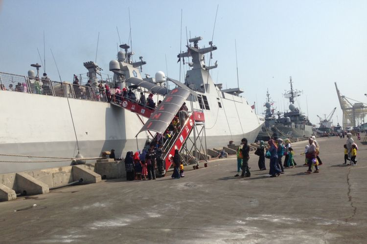 Masyarakat Semarang antusias melihat kecanggihan kapal perang Indonesia dan Thailand yang dipamerkan di dermaga Pelabuhan Tanjung Emas Semarang, Selasa (8/8/2017)