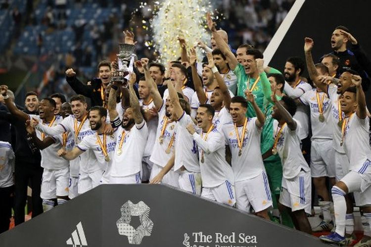 Momen skuad Real Madrid merayakan gelar juara Piala Super Spanyol di King Fahd International Stadium, Senin (17/1/2022). Real Madrid sukses meraih gelar juara Piala Super Spanyol seusai menumbangkan Athletic Bilbao dengan skor 2-0.