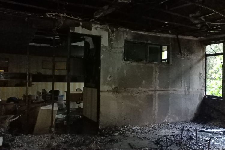 Salah satu bagian di kantor Dinas Pendidikan Kabupaten Bekasi yang hangus terbakar pada Jumat (7/4/2023).