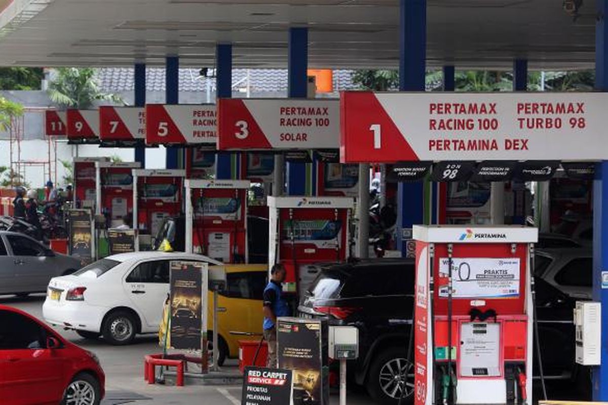 Sejumlah pengendara mengisi bahan bakar di SPBU Kuningan, Jakarta Selatan, Senin (9/1/2017). PT Pertamina (Persero) langsung menaikkan harga bahan bakar minyak (BBM) mulai 5 Januari 2017. Revisi harga berlaku untuk jenis BBM non-subsidi dengan angka kenaikan sebesar Rp 300.
